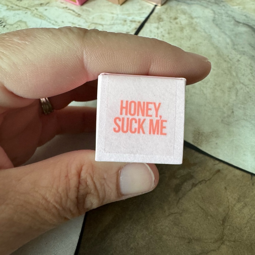 JEFFREE STAR VELOUR LIPSTICK - Honey, Suck Me